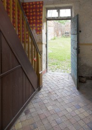 Geöffnete Tür zum Synagogenhof vor der Renovierung